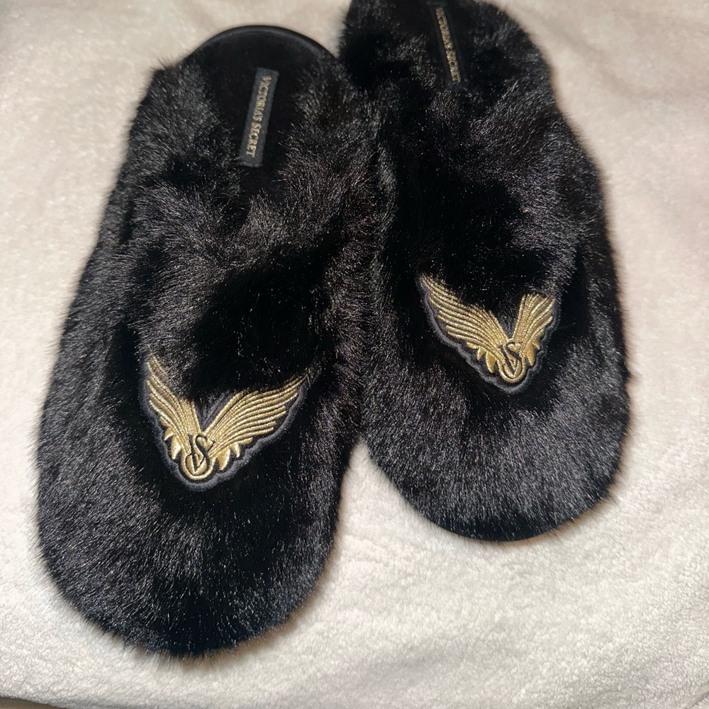 Black Soft Victorias scared slippers size medium 🖤🤍 - Picture 4 of 9